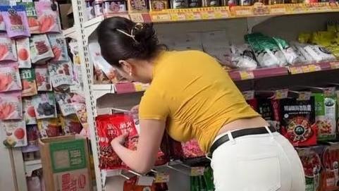 风雪夜归人：醉酒后折返超市，  摸熟睡女