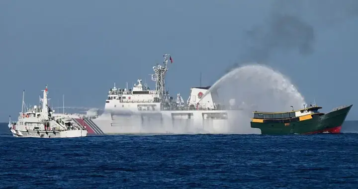 美国航母刚进南海，菲律宾就敢来碰瓷？中国海警黄岩岛硬核驱离！