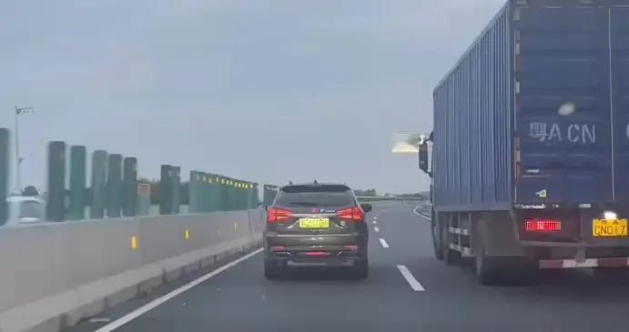 在高速公路上开车，左车道有龟速车，右车道是大货车，你怎么办？