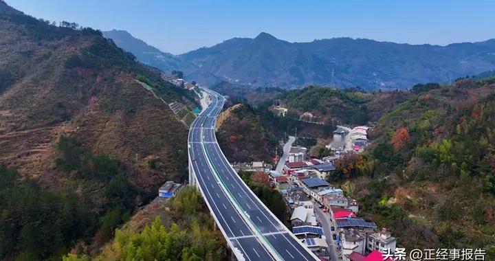 桥隧比高达74%以上，这条高速打通大别山阻隔，刚刚通车