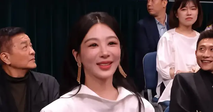 杨紫张一山金鹰节同框，两人一对视就开聊，年少的友谊还在延续
