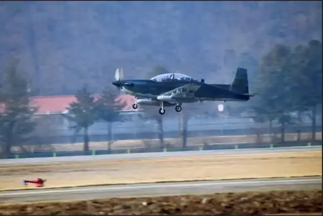 韩军飞行员开空调误按抛武器按钮，掉落机枪和500发子弹