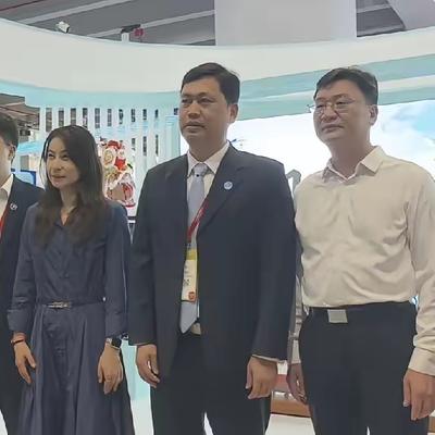 优优时尚穿搭：5月21日，郭晶晶现身广州