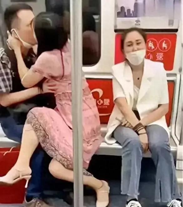 情侣在地铁上兴致激增不背人，一旁阿姨尴尬夹腿：都起鸡皮疙瘩了