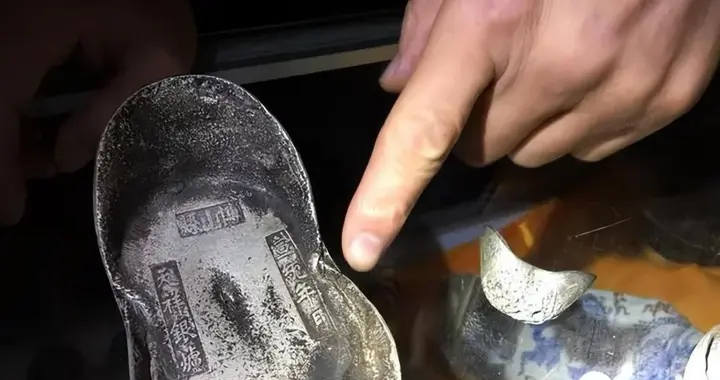 甘肃大爷修祖屋挖出银子，专家让上交，大爷一句话让专家哑口无言