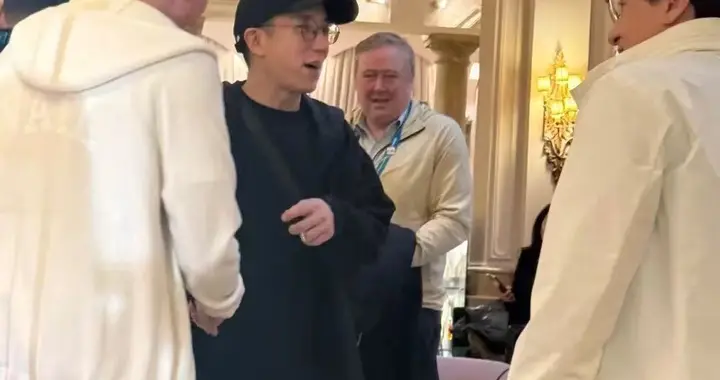 43岁房祖名近照曝光！跟成龙到米兰过年感情很好，手上戴结婚戒指