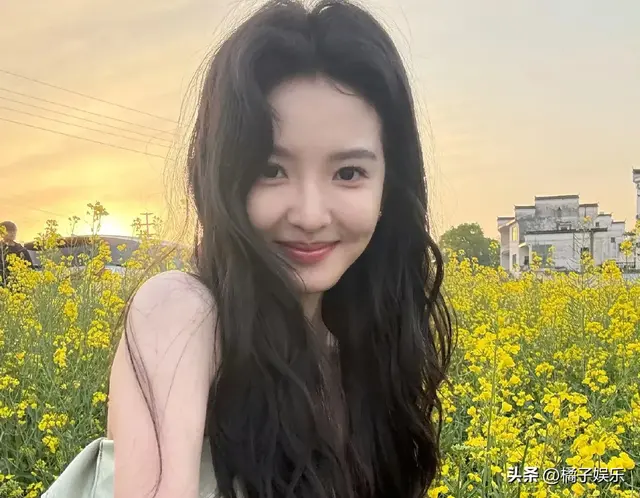 章若楠油菜花田里拍美照，春天气息扑面而来