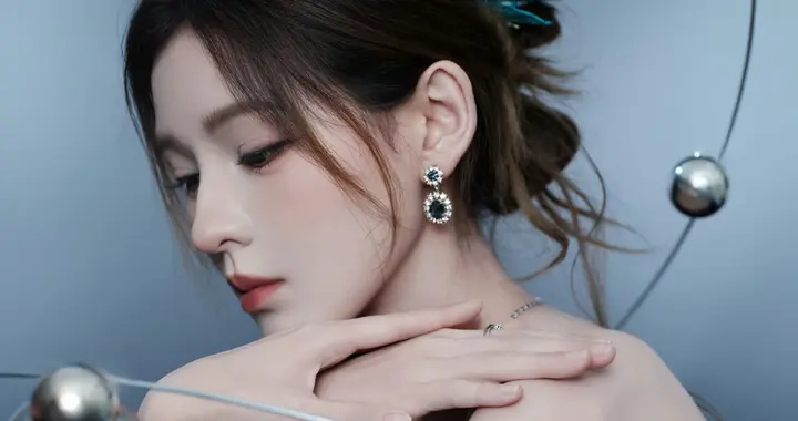 张予曦银色抹胸连衣裙