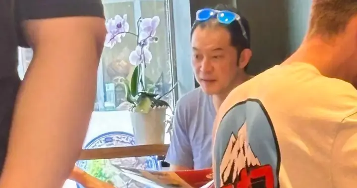 胡可夫妇伦敦餐馆偶遇，专程陪14岁安吉留学，沙溢发际线后移严重
