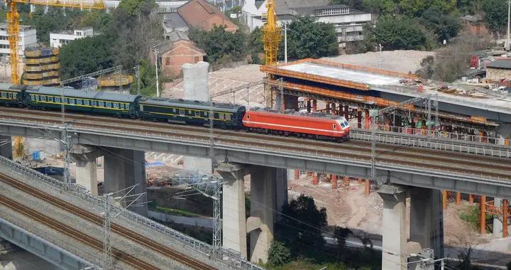 春运期间一趟乌鲁木齐到重庆北的临客，其实是两地间最早开行的车