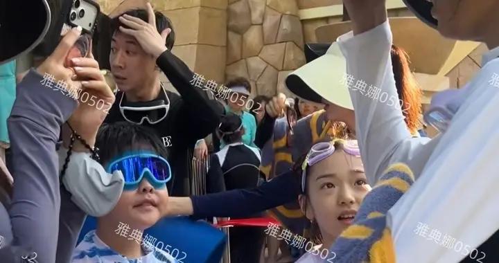 三亚偶遇小酒窝和朵朵水在上乐园玩水，董璇又高又瘦但脸不年轻