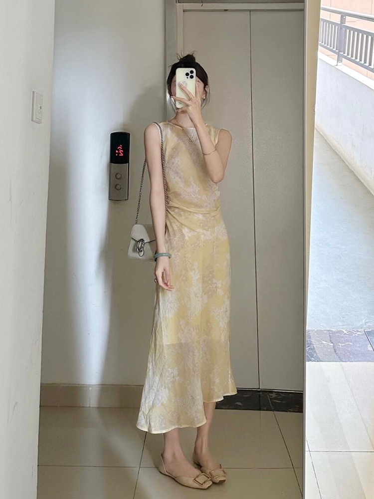简单大方得体的黄色碎花无袖连衣裙子女夏季
