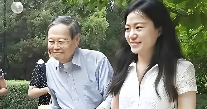 有种爱情叫杨振宁与翁帆，2人携手走过20年，现如今只剩翁帆1人