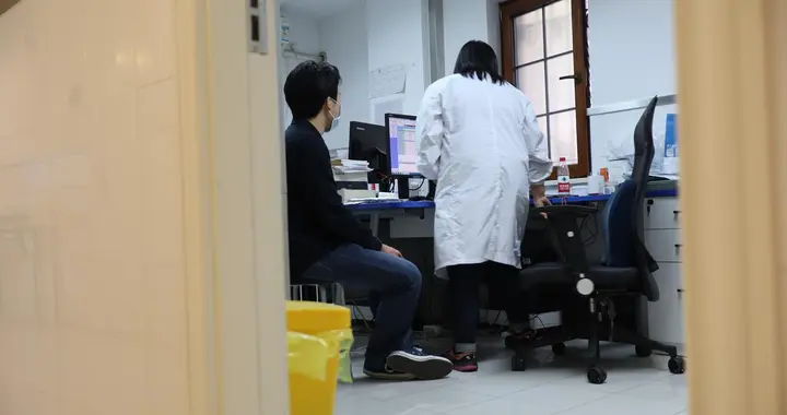 门诊偶遇软萌实习护士，皮肤瘙痒起红疹，真相竟和她的喵星人有关