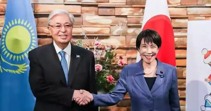 高市早苗心凉透了！托卡耶夫飞往俄罗斯，向普京“汇报”访日情况