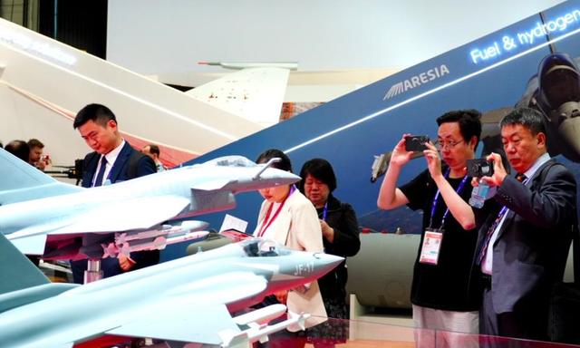 歼10CE巴黎“踢馆”，击落“阵风”的战机在法国主场引轰动