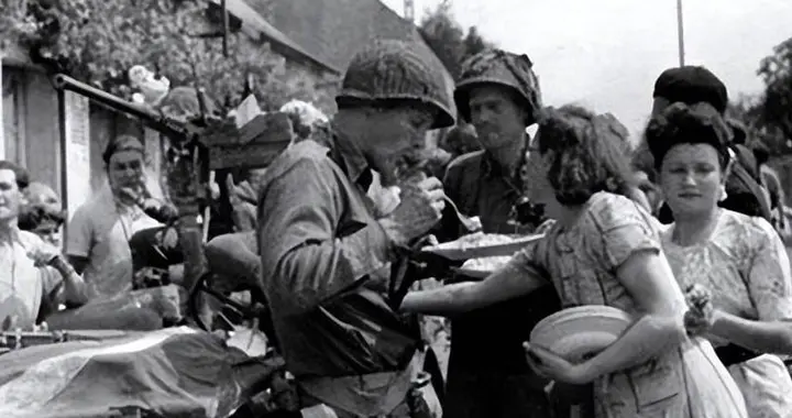 日本战败后年轻男性有多惨？任美国女兵挑选，自称是被挑选的牲口