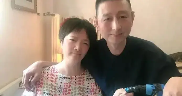 突发！61岁何晴去世，生前住院照片曝光，面部浮肿认不出，好苦