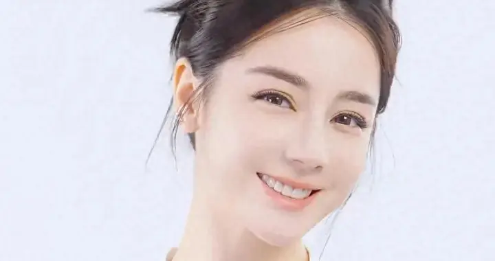 热巴近照好肿！状态变化被质疑生过娃，狗仔曾曝孩子属兔三岁了