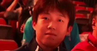 王楚钦现身赛场为队友加油。马继华老师发文：国乒就应该如此团结