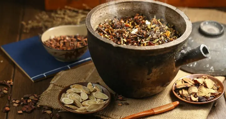 调查发现：那些常年喝中药的人，到70岁以后，很多都变成了这样