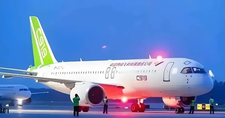 中国飞机历史性突破，C919完成国际首飞，欧美不给适航证也不怕