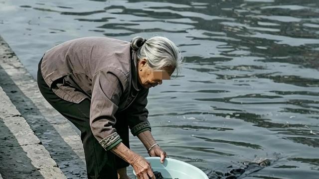 贤哥侃事：安徽六安，一位84岁老太来到门