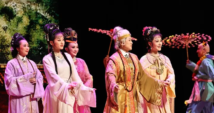 严凤英与黄梅戏电影：《天仙配》《女驸马》如何风靡全国？