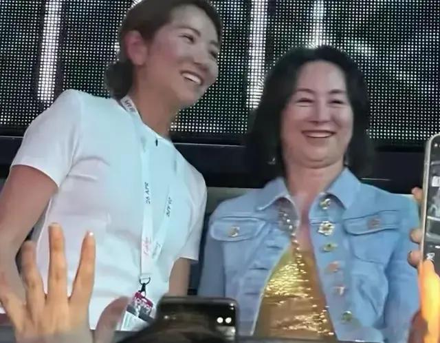 何超琼现身谢霆锋演唱会，穿金色裙好辣，和前夫许晋亨李嘉欣同场