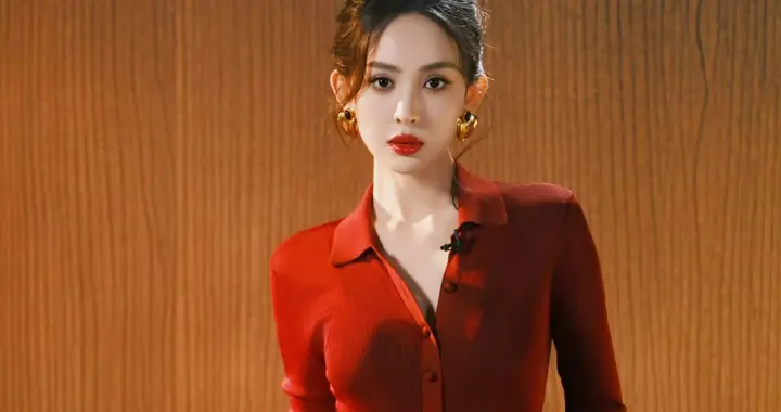 娜扎红衬衫配皮裙 丰满又傲人