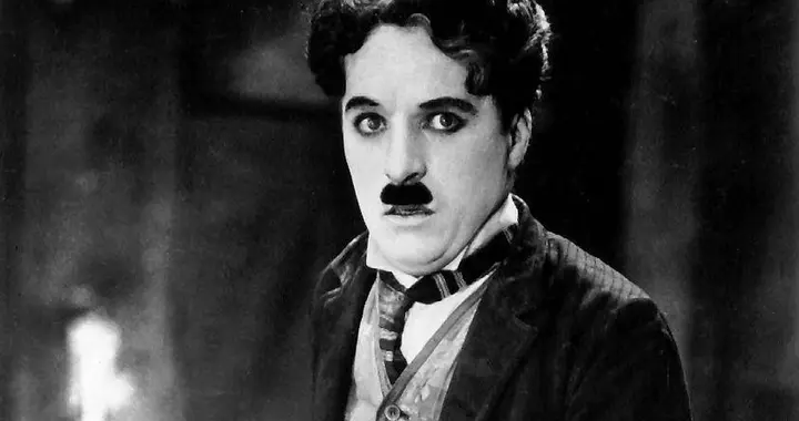 54年周总理宴请卓别林，中途卓别林指着桌上的茅台：能送我1瓶吗