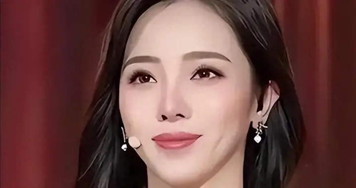 李思思黯然离场，龙洋也没坐稳，央视真正的狠角色是最不起眼的她