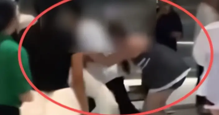女子逛街被殴打后续！扇脸抱摔下狠手，原因曝光，网友力挺肇事者