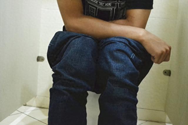 肠道是否健康，看排便时间！肠道好的人每天都是几点钟排便？