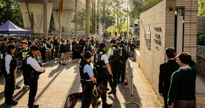 判决结束，黎智英输了个精光，特朗普出面救人，30国代表齐聚香港