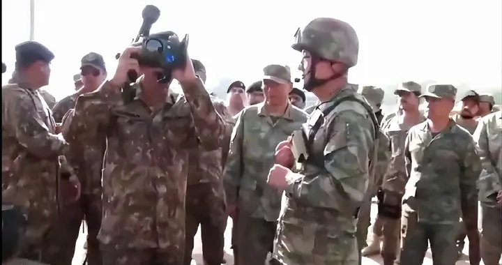 中方人员频频遇袭，解放军带着大批先进武器，手把手教巴铁反恐