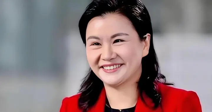 中国女首富周群飞：初二辍学当女工，疯狂砸研发，如今身家1270亿