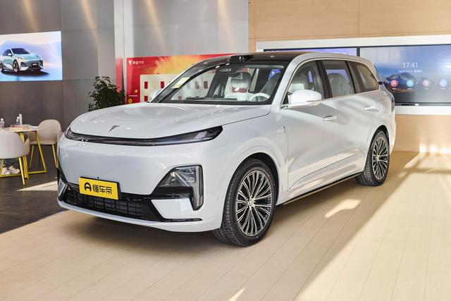 深蓝 S09与问界M8对比，同为全尺寸SUV，谁更具性价比？