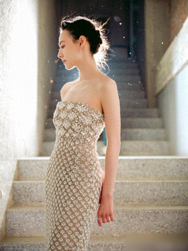 36岁梁洛施登五月刊封面：从豪门到自我，她活成了浪的模样