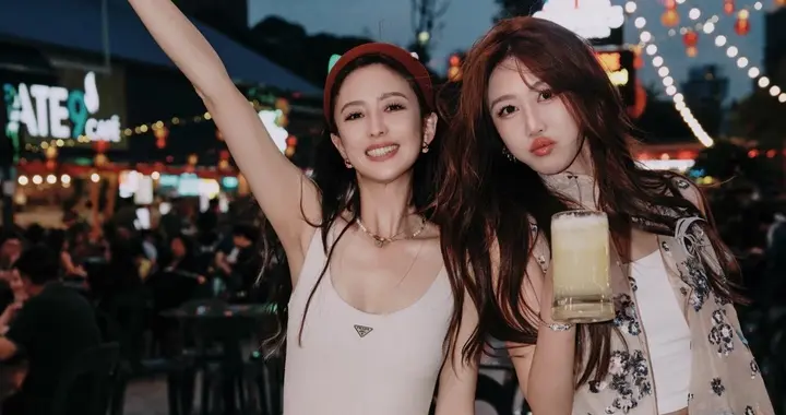 好姐妹镜头中的佟丽娅，松弛、自在，可爱的像个大女孩！