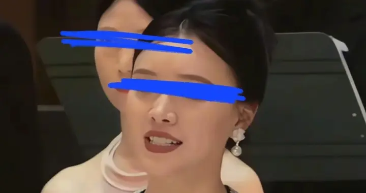 女孩退礼服事件后续，演出合唱团受牵连，女孩拒绝道歉全团挨骂