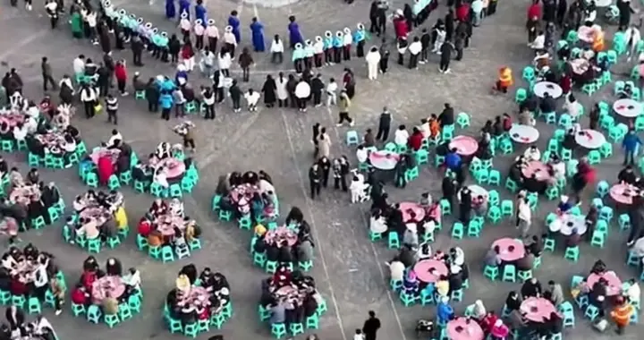 贵州龙里万人杀猪宴火了！免费吃玩到深夜，烟花篝火晚会直接拉满