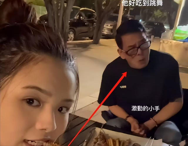 70岁李国麟近况曝光，深夜和女儿蹲路边吃串，跟老婆视频撒娇卖萌