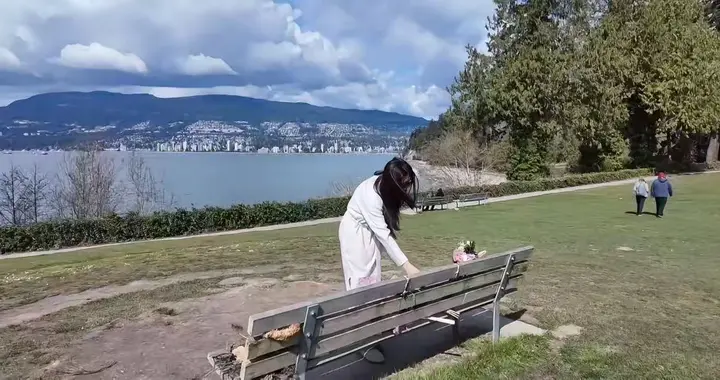 张国荣逝世23周年！王祖贤在温哥华悼念他，穿白色大衣，深情发文