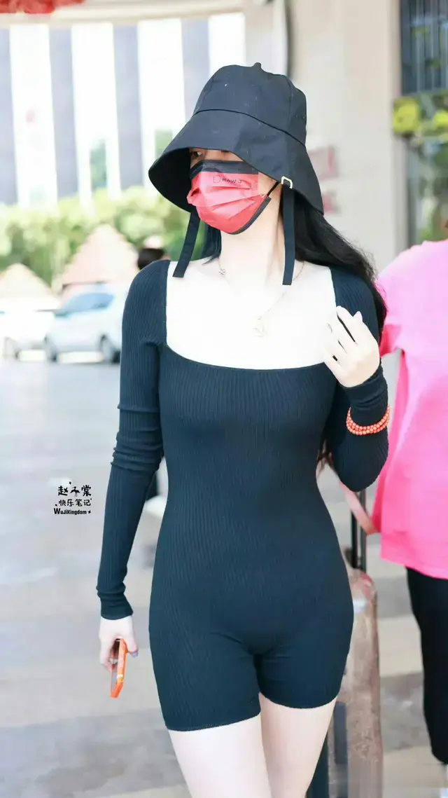 赵小棠性感紧身衣拦不住的爆炸身材