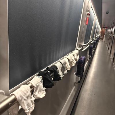 说三道四9002：在动卧过道的扶手上晾晒