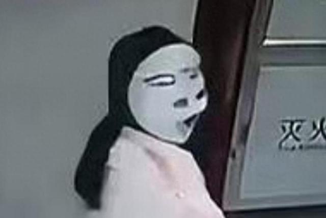 “面具女”恐吓幼童后续！闹事者已找到，父母发声，已看心理医生