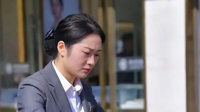 健康蓝天6l8k：精致发型搭配利落装束再