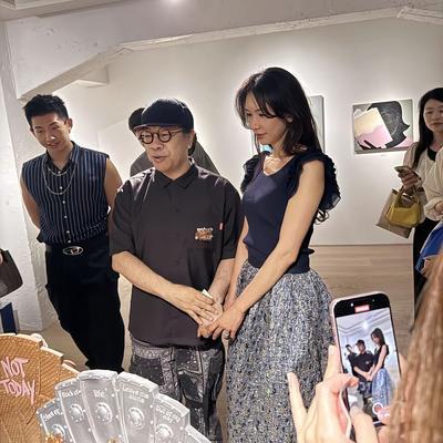 优优时尚穿搭：7月3日，蔡康永在日本办艺
