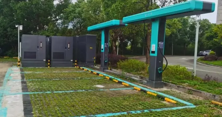 比亚迪多地闪充区外站投运，高速出入口1公里内就近补能